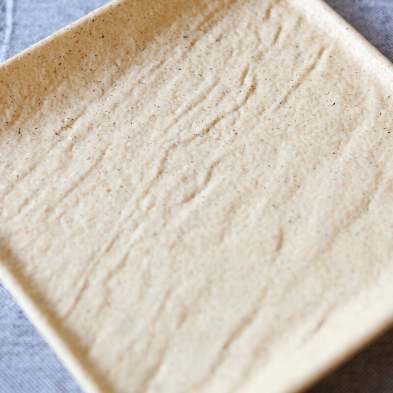 Talerz kwadratowy beżowy matowy porcelanowy 27x27 cm WL-661307/A