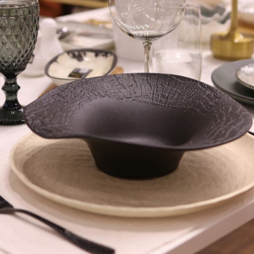 Talerz głęboki czarny matowy porcelanowy 30 cm 700 ml WL-663106/A