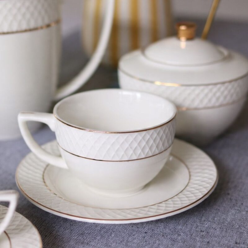 Filiżanka i spodek do herbaty 240 ml biała porcelanowa ze złotym rantem WL-880102404/AB