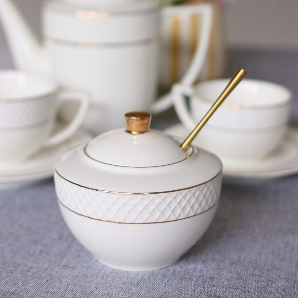 Cukiernica 340 ml biała porcelanowa ze złotym rantem WL-880102470/A