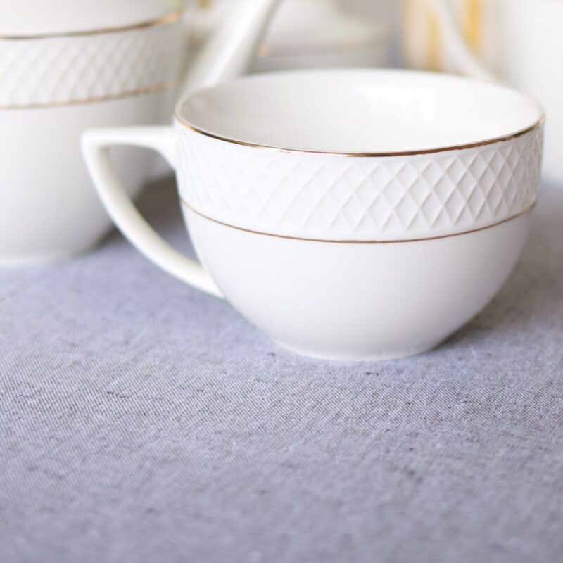 Kubek jumbo 500 ml biały porcelanowy ze złotym rantem WL-880102409/A