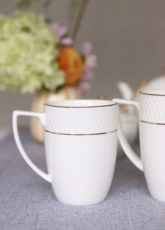 Kubek 450 ml biały porcelanowy ze złotym rantem WL-880102432/A