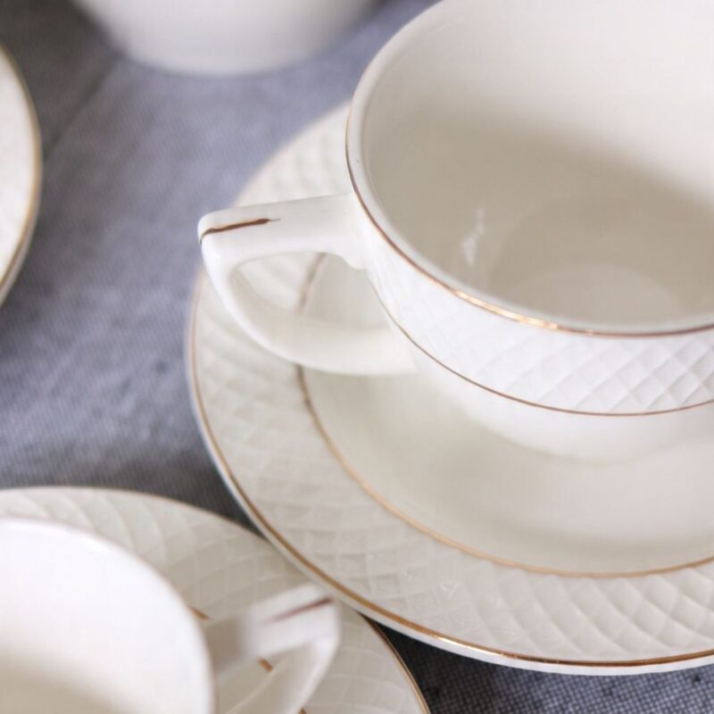 Filiżanka i spodek do herbaty 240 ml biała porcelanowa ze złotym rantem WL-880102404/AB