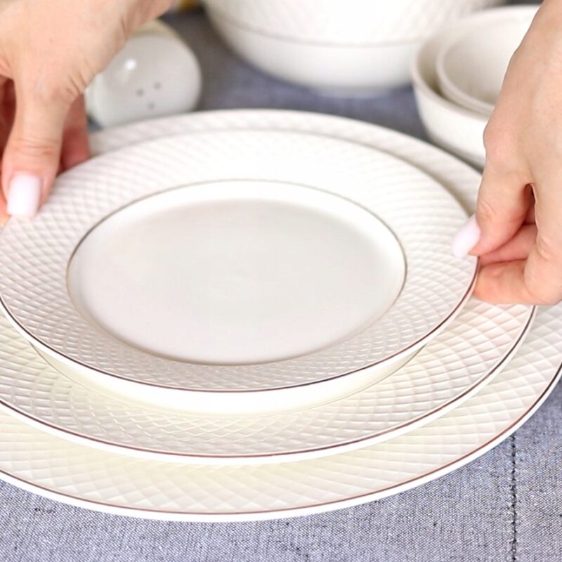 Talerz deserowy biały porcelanowy ze złotym rantem 20 cm WL-880102102/A