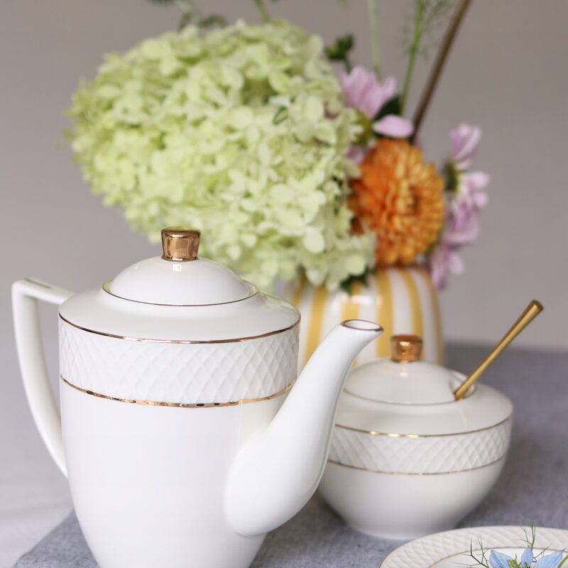 Imbryk do kawy 750 ml biały porcelanowy ze złotym rantem WL-880102458/A