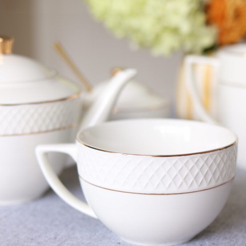 Kubek jumbo 500 ml biały porcelanowy ze złotym rantem WL-880102409/A