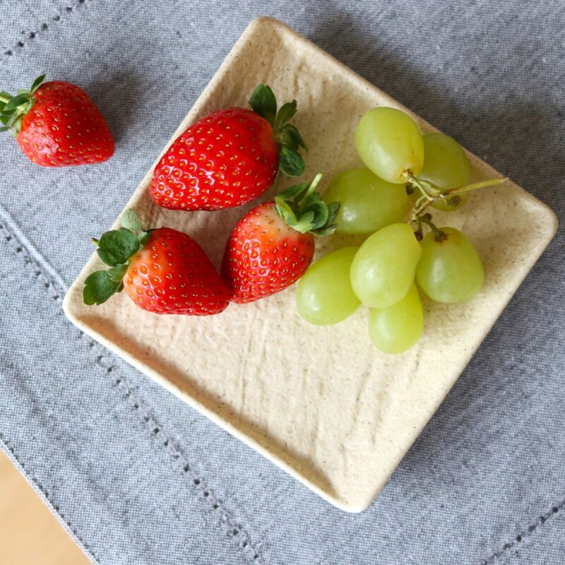 Talerz kwadratowy beżowy matowy porcelanowy 17x17 cm WL-661305/A