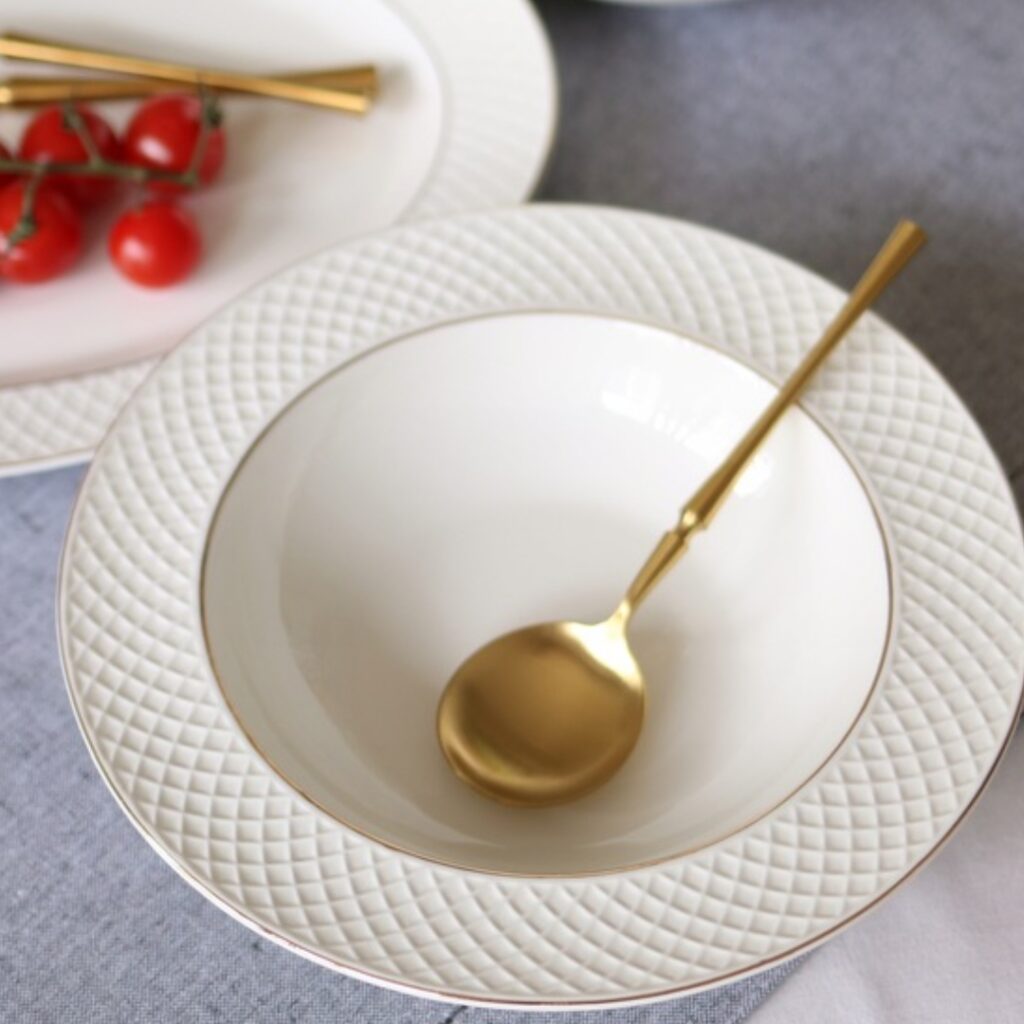 Talerz głęboki biały porcelanowy ze złotym rantem 22,5 cm 450 ml WL-880102303/A