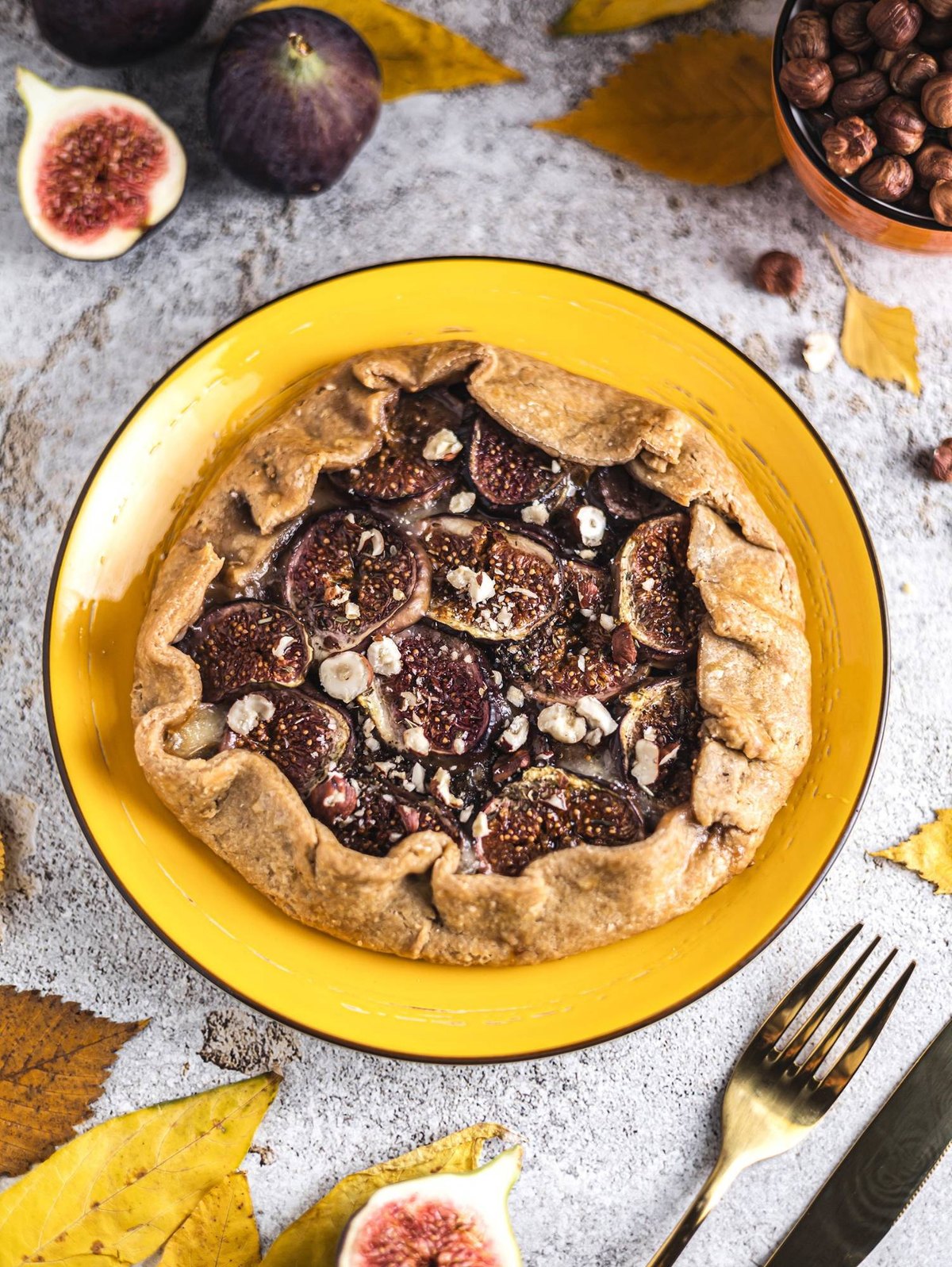 Galette z figami i serem brie na żółtym talerzu Wilmax Color Boom