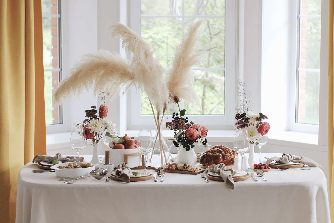 Autumn eco-friendly table setting with Wilmax porcelain and bamboo
